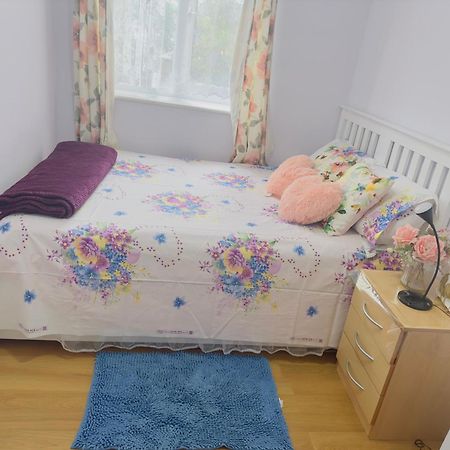 Sweet Home In Heart Of Barking 바킹 외부 사진