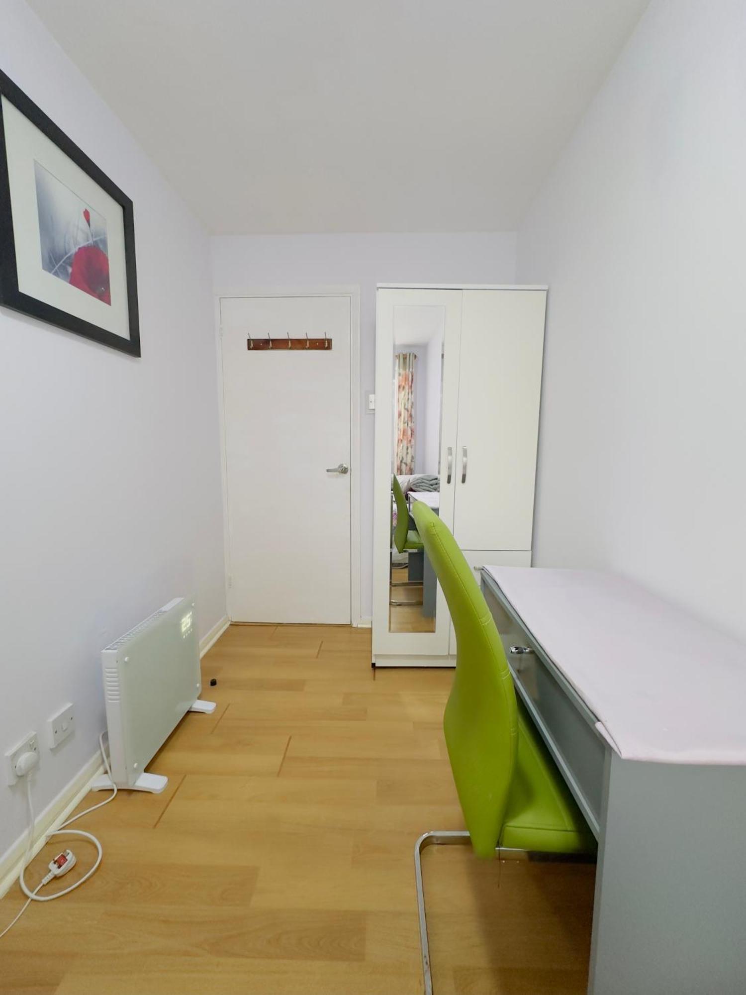 Sweet Home In Heart Of Barking 바킹 외부 사진