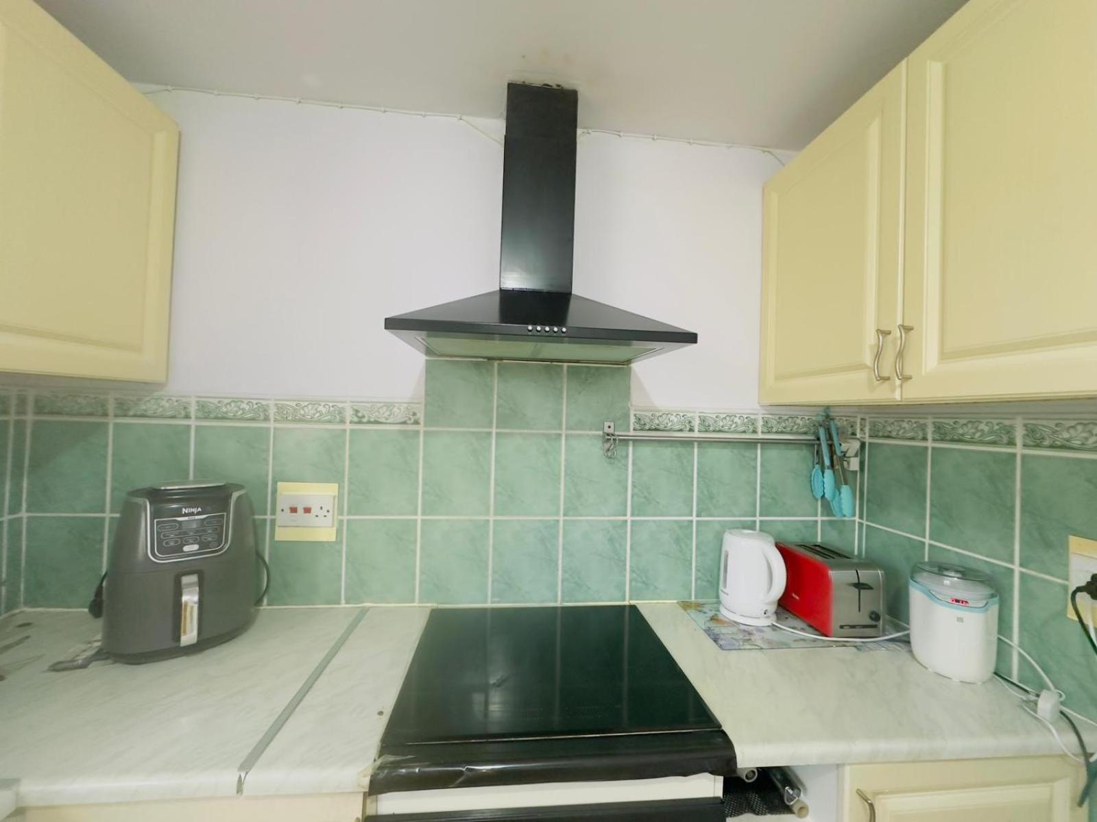 Sweet Home In Heart Of Barking 바킹 외부 사진