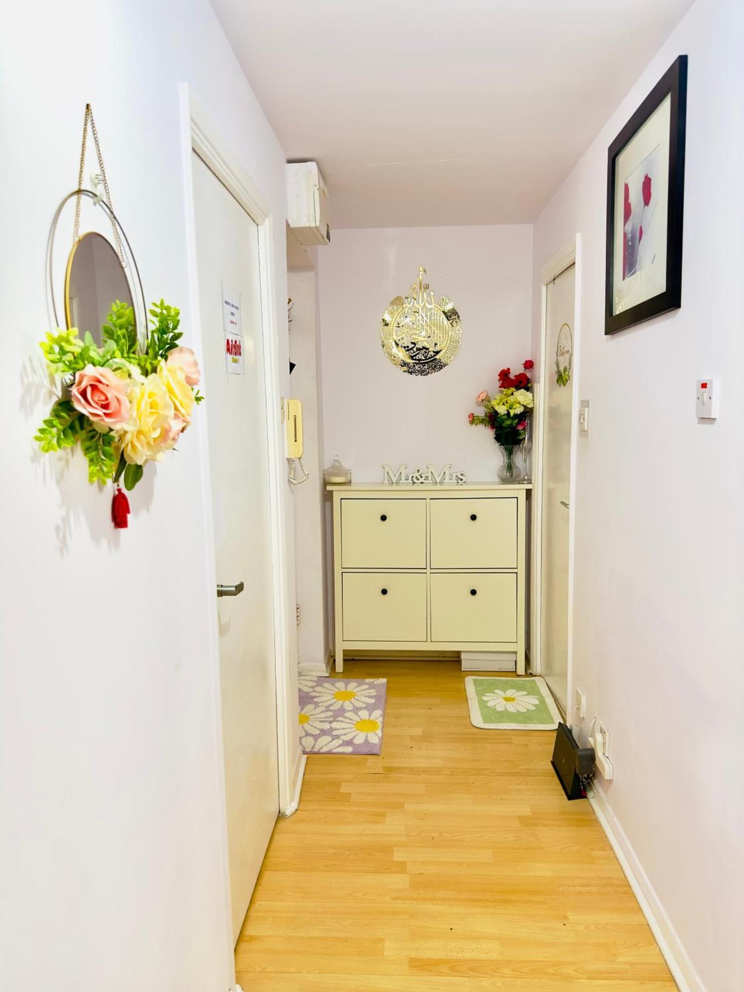 Sweet Home In Heart Of Barking 바킹 외부 사진