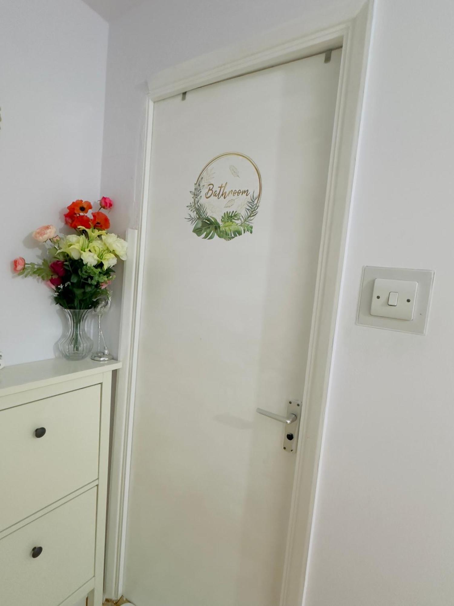 Sweet Home In Heart Of Barking 바킹 외부 사진